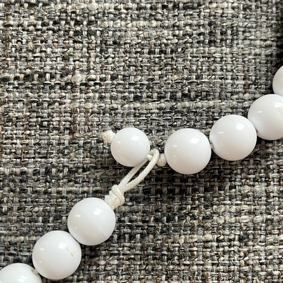 Great white beaded necklace!! - Picture 3 of 4